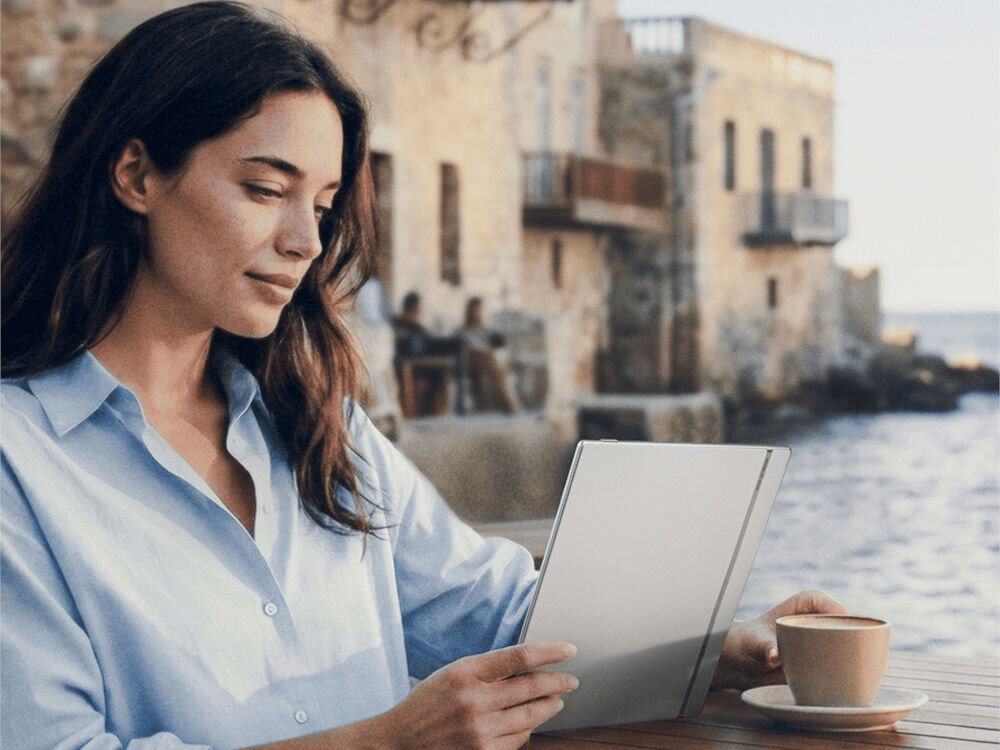 Czytnik e-booków ONYX BOOX Go 10.3 cala Gen. 2 Lumi, Podświetlany ekran, Wi-Fi, Bez reklam Szary prezentacja urządzenia podczas korzystania przez kobietę  Android 15, Google Play, Legimi, aplikacje biurowe