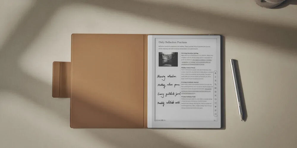 Etui na Boox Go 10.3 Gen. 2 Lumi ONYX Brązowy prezentacja etui i czytnika na beżowym tle obok rysik magnetyczna okładka stabilność funkcja automatycznego usypiania/wybudzania oszczędność energii