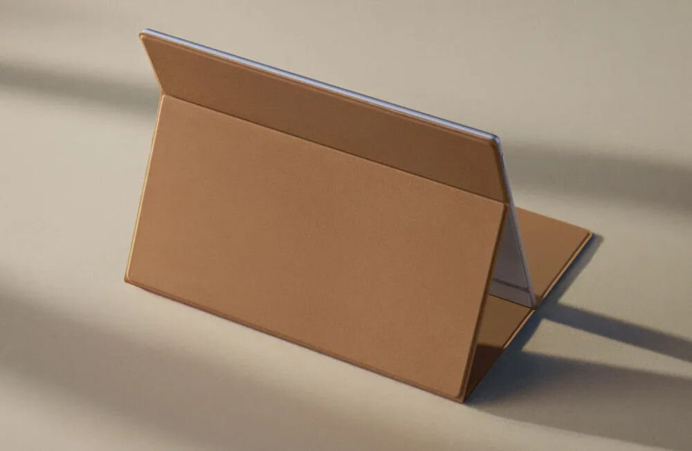 Etui na Boox Go 10.3 Gen. 2 Lumi ONYX Brązowy prezentacja etui na beżowym tle w poziomie stabilna podstawka wygoda podczas długich sesji