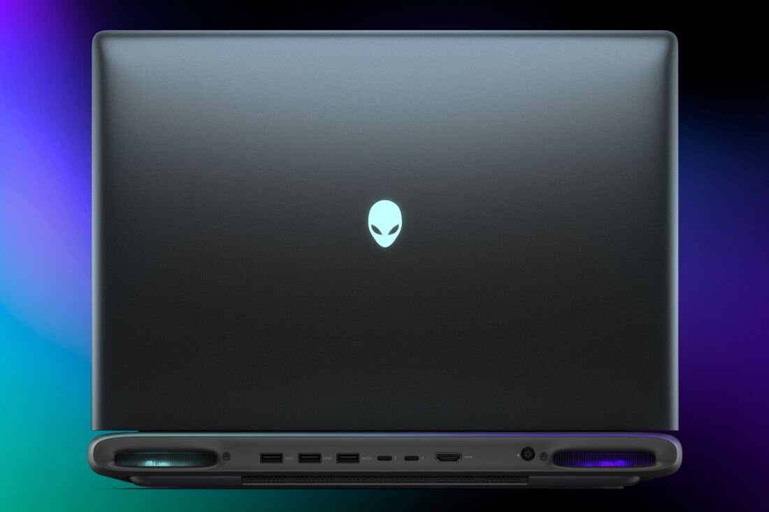  Tylny widok zamkniętego laptopa Alienware 16 na gradientowym tle turkusowo-fioletowym, grafitowa aluminiowa obudowa z podświetlanym turkusowym logo alien head, rząd portów z tyłu: trzy USB-A, USB-C, HDMI, gniazdo słuchawkowe, dwa głośniki z kratkami i niebiesko-fioletowym podświetleniem RGB po bokach, minimalistyczny design premium - Thunderbolt 5, USB 3.2 Type-A, HDMI 2.1  
