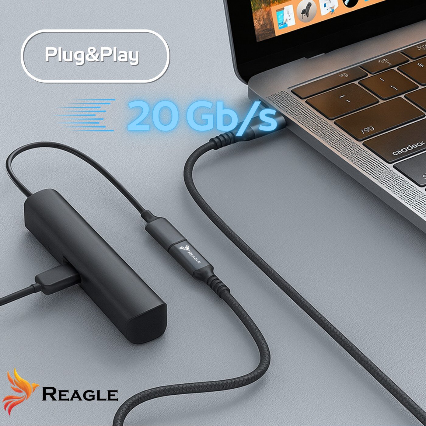 Na obrazie widoczny jest czarny kabel USB-C podłączony do laptopa, z napisem \'20 Gb/s\' oraz \'Plug&Play\'. W lewym dolnym rogu znajduje się logo Reagle.