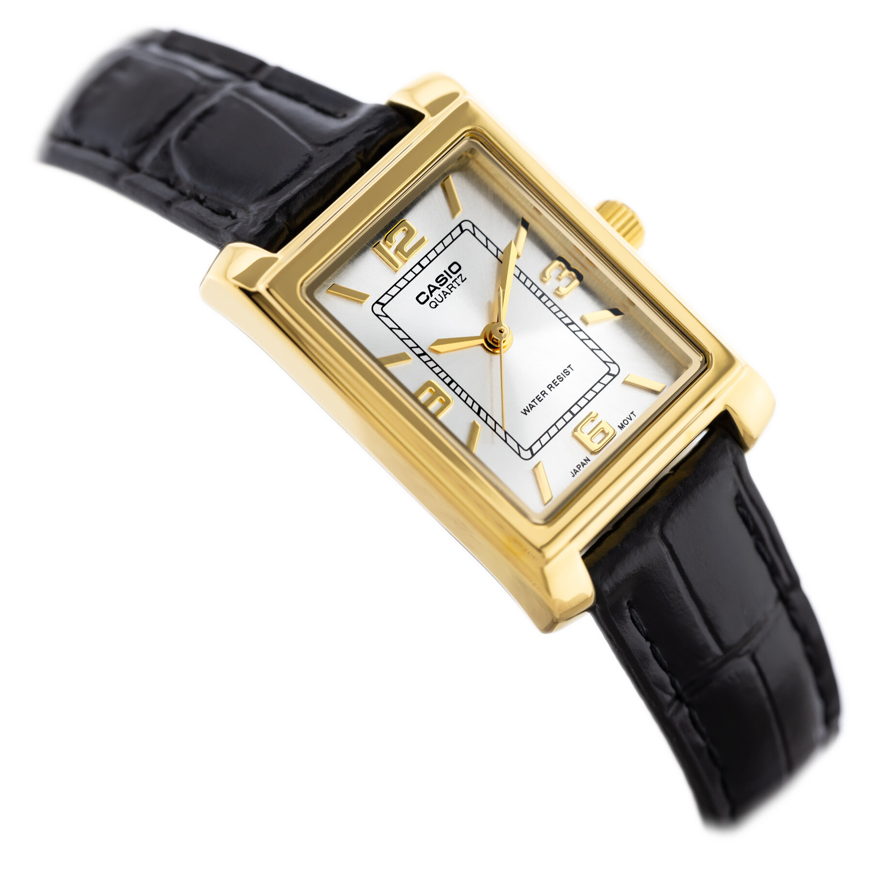 Zegarek z prostokątną, złotą kopertą i białą tarczą z oznaczeniami godzin 12, 3, 6, 9. Na tarczy widoczny jest napis \'CASIO QUARTZ\' oraz \'WATER RESIST\'.