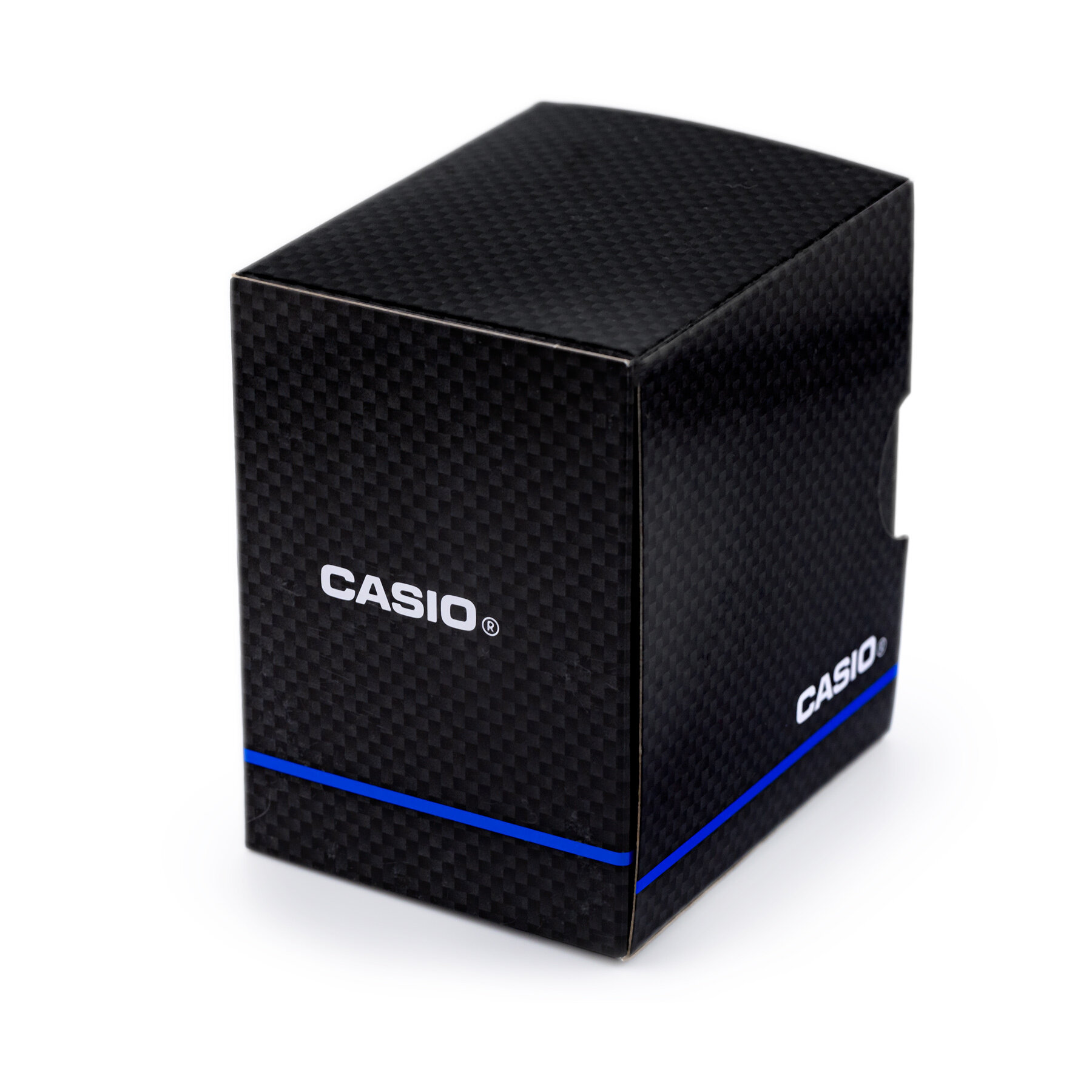 Czarne pudełko z teksturą przypominającą włókno węglowe, z białym napisem \'CASIO\' i niebieskim paskiem na dole.