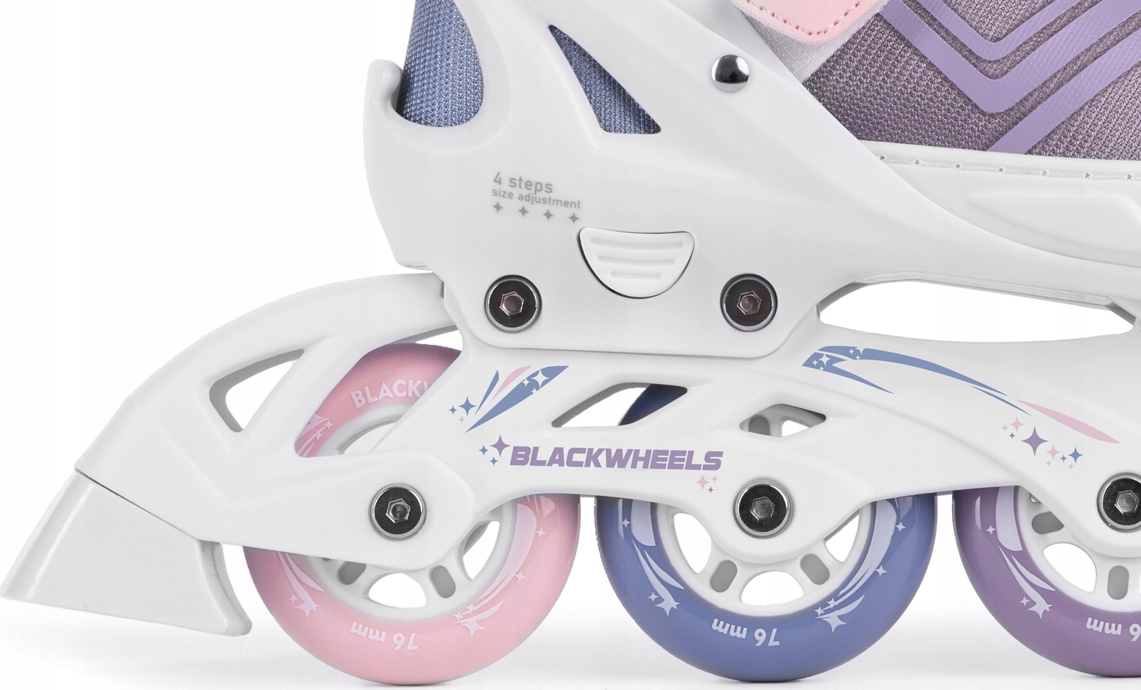 Fragment rolki z widocznymi trzema kółkami w kolorach różowym, fioletowym i niebieskim oraz napisem \'BLACKWHEELS\'. Na białej ramie znajduje się tekst \'4 steps size adjustment\'.