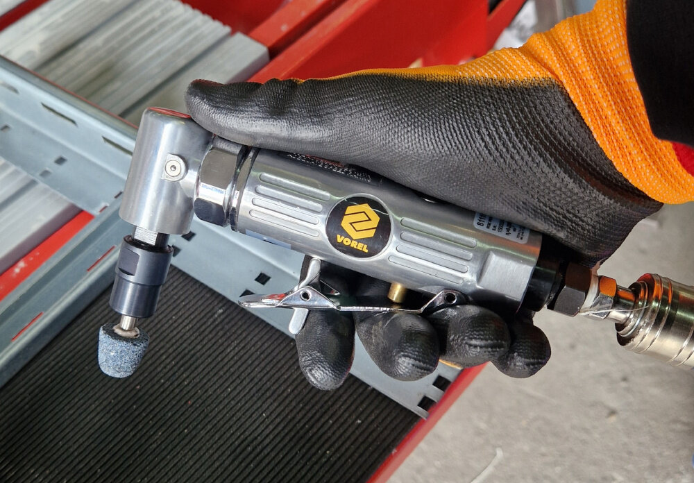 Szlifierka kątowa VOREL 81110 do precyzyjnej i wydajnej obróbki elementów różnych materiałów solidna i odporna na uszkodzenia obudowa zasilana strumieniem sprężonego powietrza pod odpowiednim ciśnieniem