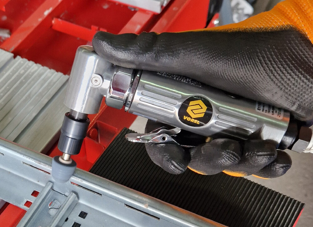 Szlifierka kątowa VOREL 81110 zasilanie pneumatyczne pobór powietrza do 113 l/min maksymalna prędkość obrotowa do 20000 obr/min