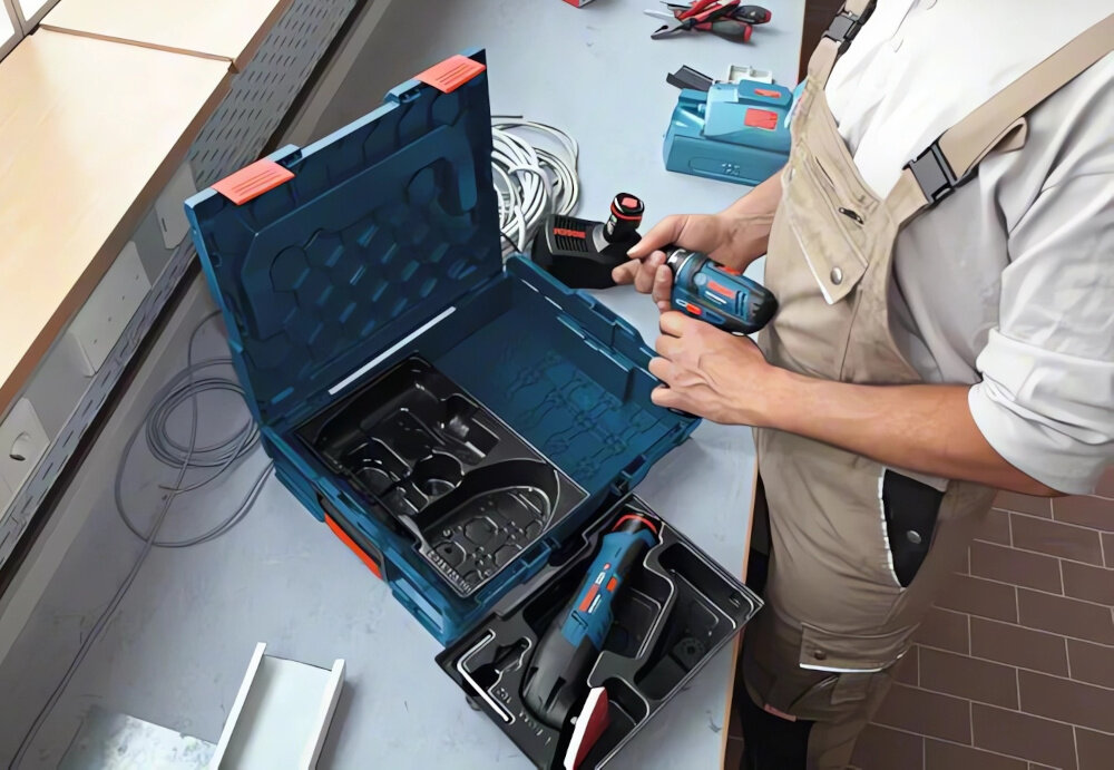 Walizka BOSCH L-BOXX Mini Professional pomieszczenie blat roboczy otwarta walizka na blacie wypełniona narzędziami uniwersalne przechowywanie