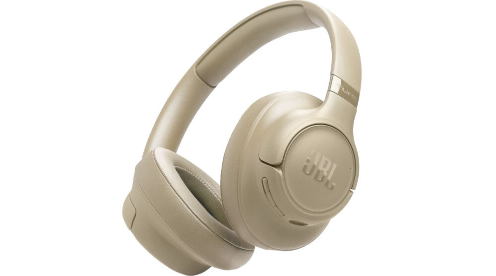 Na obrazie widoczne są słuchawki nauszne w kolorze beżowym z logo \'JBL\' na nauszniku.