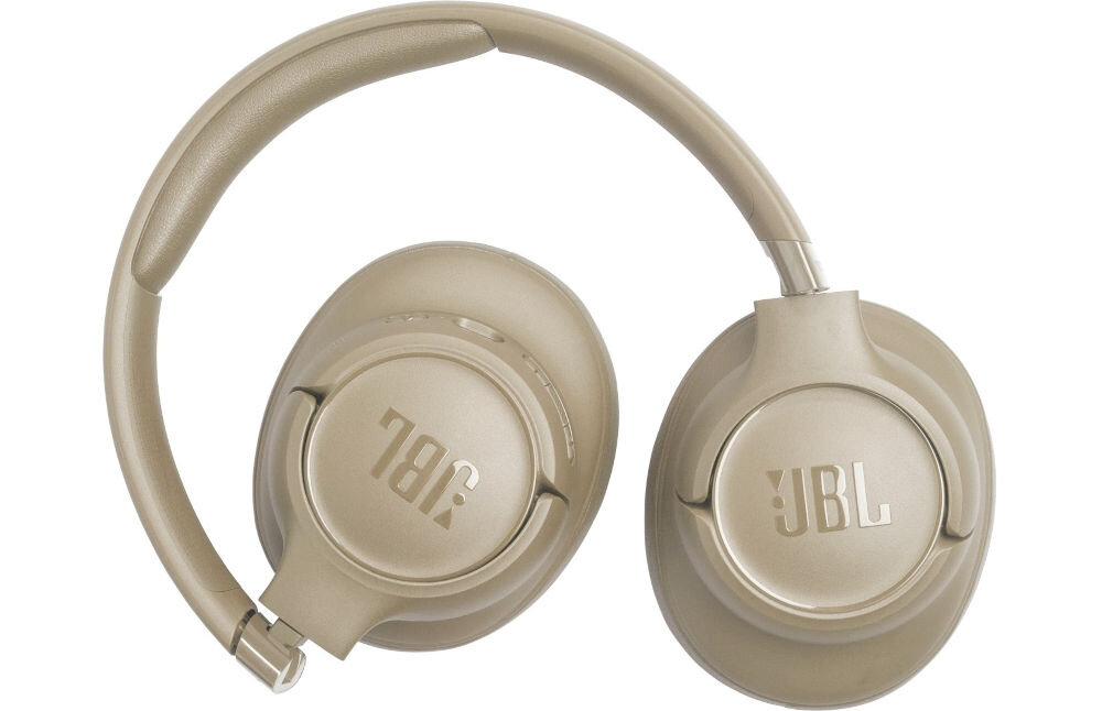Na obrazie widoczne są złote słuchawki nauszne z logo JBL na obu nausznikach.