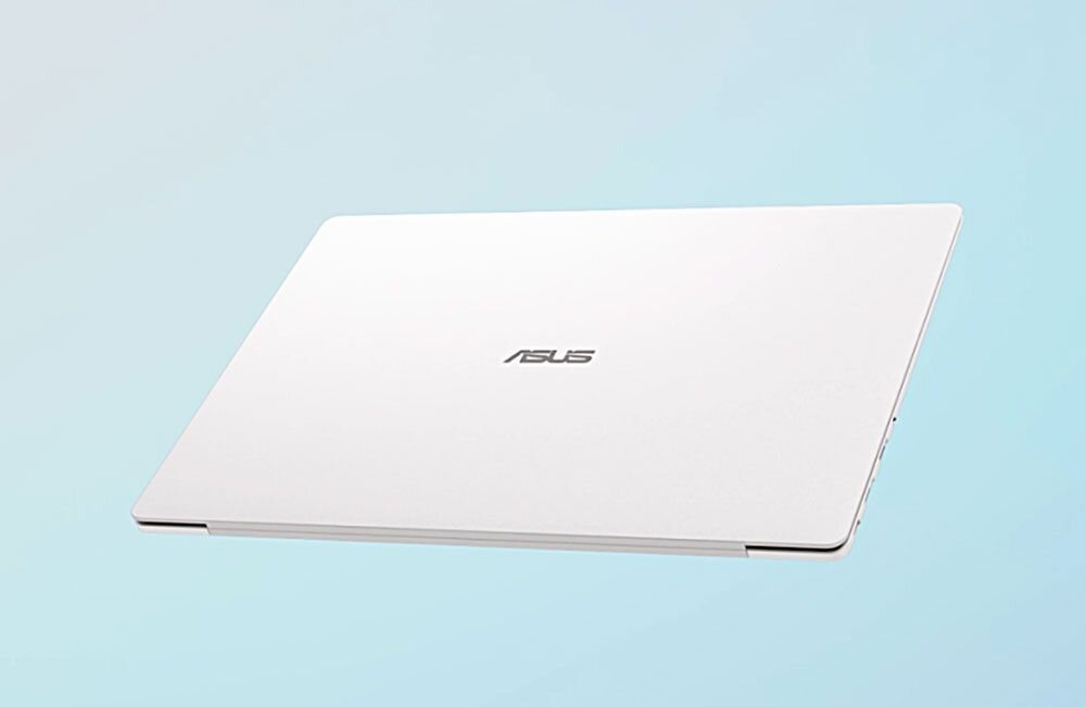 Na obrazie widoczny jest zamknięty laptop w kolorze białym z logo \'ASUS\' na pokrywie. Tło jest jednolite, w jasnym odcieniu niebieskiego.