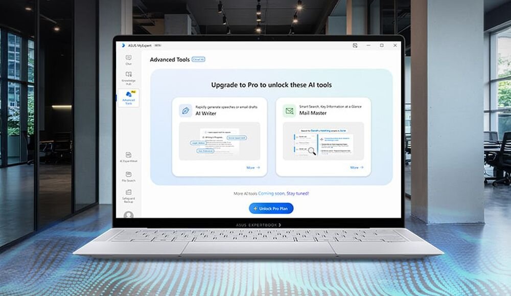 Laptop z otwartym ekranem wyświetlającym aplikację ASUS MyASUS z sekcją \'Advanced Tools\'. Na ekranie widoczny jest tekst: \'Upgrade to Pro to unlock these AI tools\'.