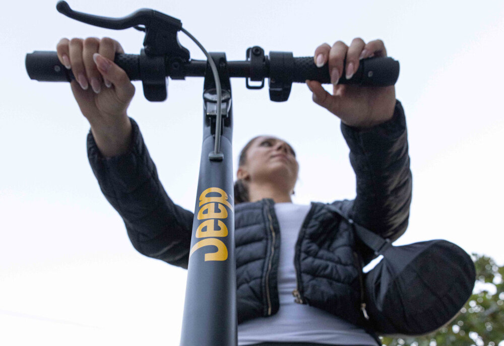 Hulajnoga elektryczna JEEP Jaf SR Safe Rade 25km 350W Amortyzacja 8.5 Czarny niezawoda konstrukcja Jeepa zaawansowane technologie elektryczne wydajna wygodna wytrzymala ekologiczna