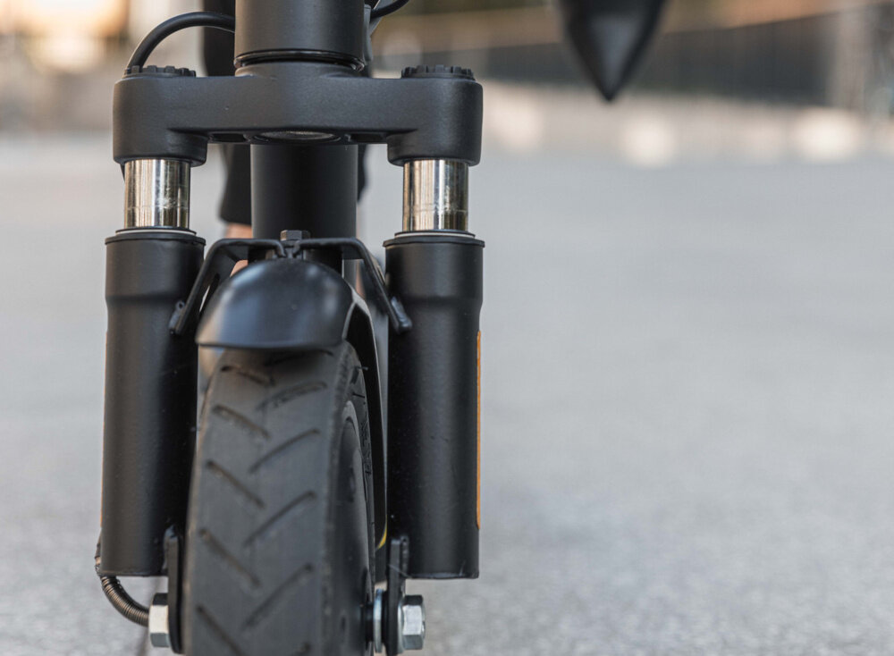 Hulajnoga elektryczna JEEP Jaf SR Safe Rade 25km 350W Amortyzacja 8.5 Czarny zaawansowany system amortyzacji amortyzacja na przodzie minimalizowanie wstrzasow i drgan