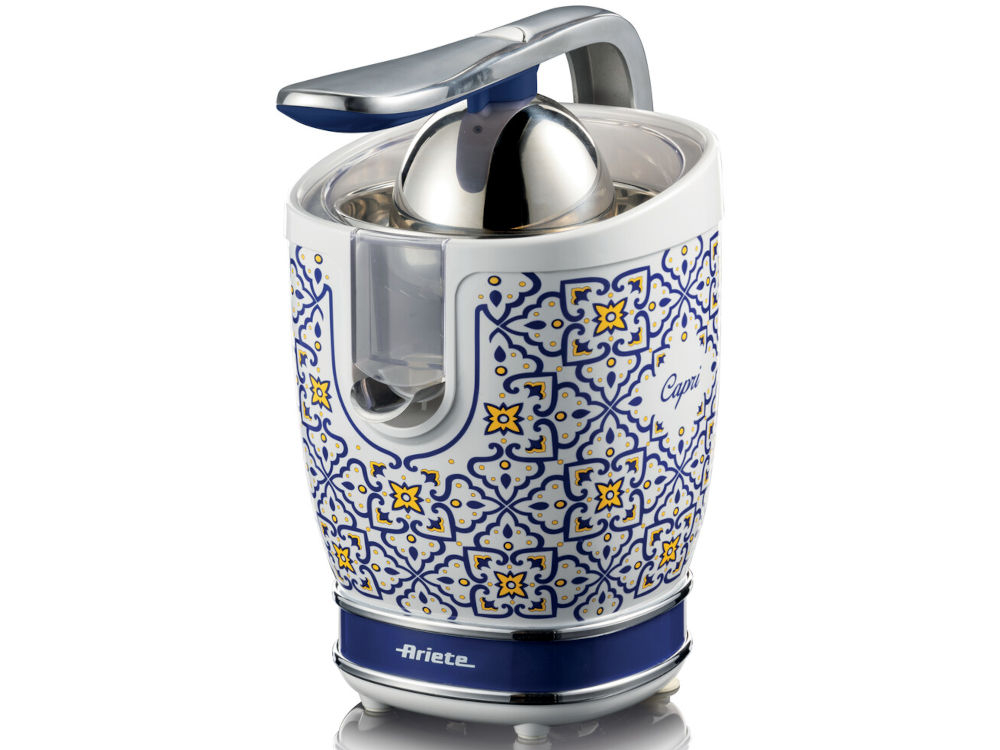 Wyciskarka do cytrusów ARIETE Capri 413 wyciskarka stoi bokiem wzorzysta obudowa niebiesko biała metalowe elementy białe tło praktyczne urządzenie element wystroju Biała obudowa z niebieskimi wzorami i żółtymi akcentami moc 85 W świeże soki z cytrusów ergonomiczny design prawdziwa przyjemność korzystania 24,5 cm długości 17,5 cm szerokości 29 cm wysokości 