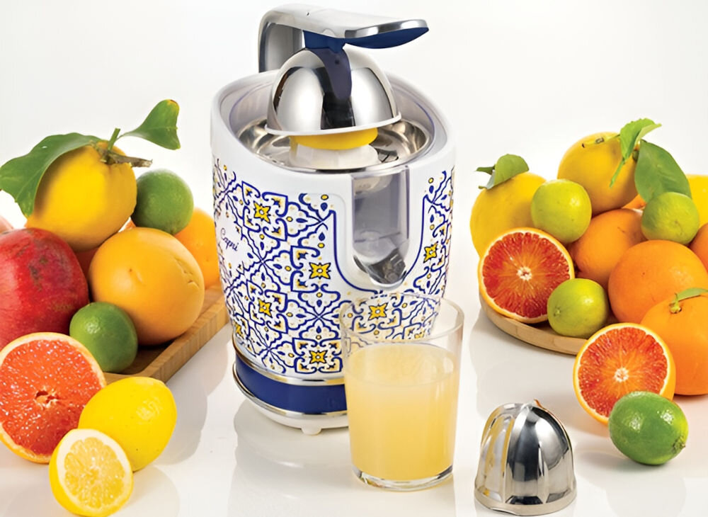 Wyciskarka do cytrusów ARIETE Capri 413 jasne tło wyciskarka kolorowa obudowa biało niebieska elementy żółtego metalowe elementy obok lezą miski z owocami żółty sok w szklance bogactwo witamin i minerałów zachowanie wartości odżywczych witaminy C i B błonnik pokarmowy filiżanka herbaty z dodatkiem mandarynkowego soku grejpfrutowy napój sojusznik w dbaniu o zdrowie