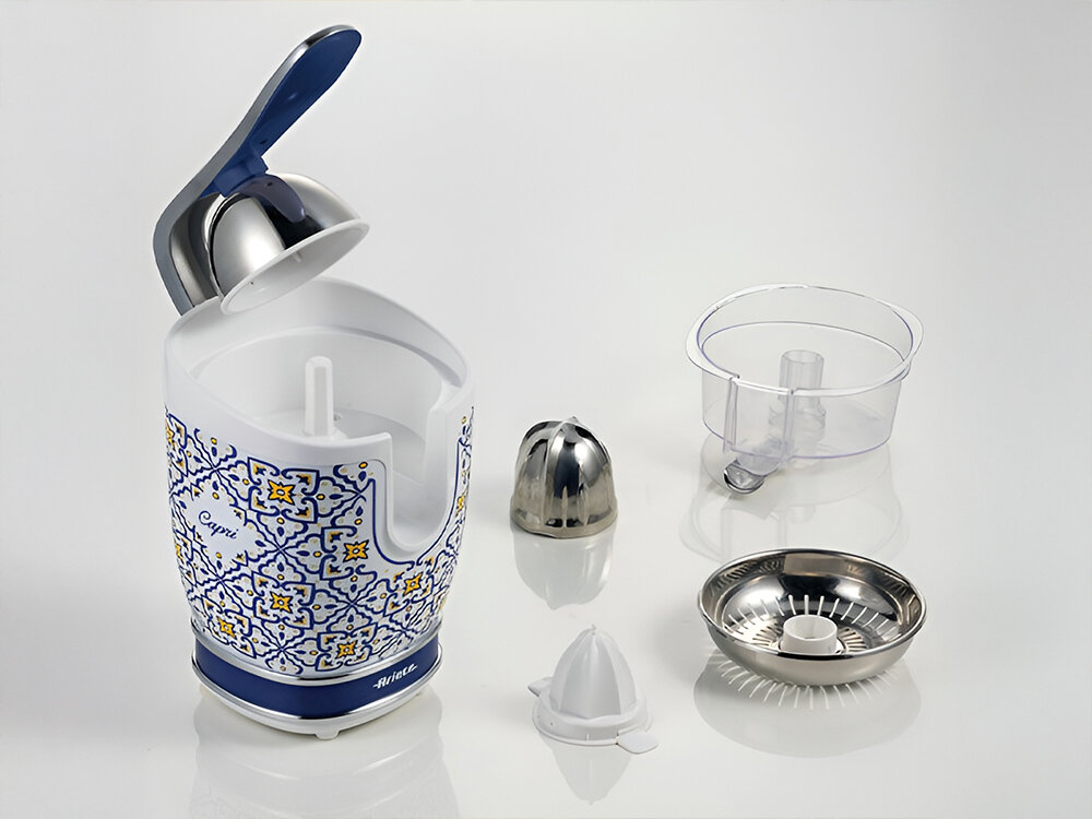 Wyciskarka do cytrusów ARIETE Capri 413 wyciskarka otwarta pozycja biało niebieska kolorystyka z elementami żółtego jasne tło obok leżą elementy urządzenia metalowe oraz przeźroczyste wyjątkowa łatwość w utrzymaniu czystości możliwość demontażu poszczególnych elementów możliwość umycia pod bieżącą wodą higiena wydłużona żywotność urządzenia 