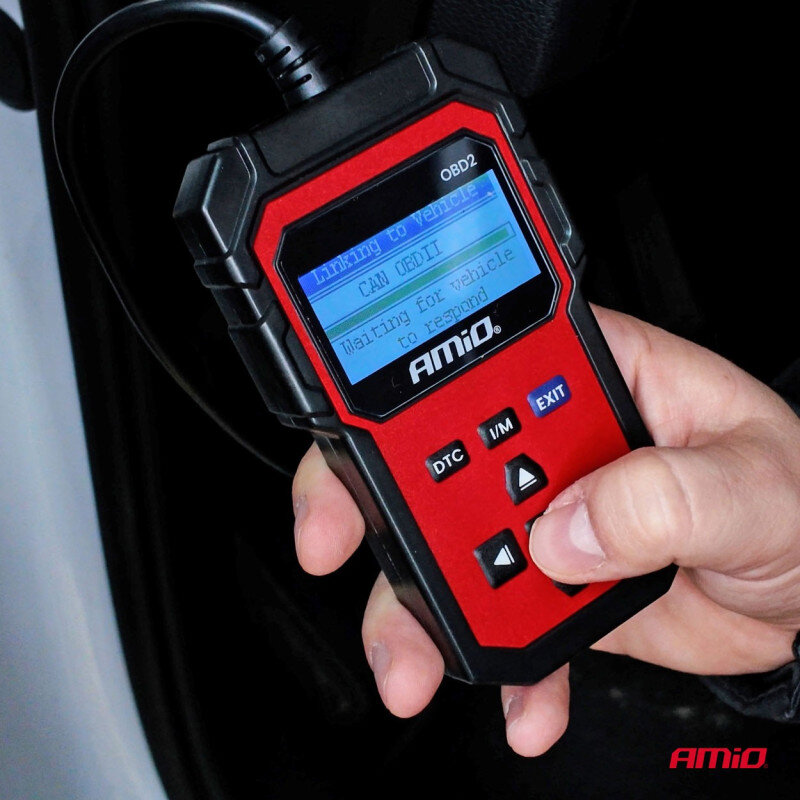 Osoba trzyma urządzenie diagnostyczne z wyświetlaczem LCD, na którym widoczny jest tekst: \'Linking to Vehicle CAN OBDII Waiting for vehicle to respond\'. Logo \'AMiO\' znajduje się na urządzeniu oraz w prawym dolnym rogu obrazu.