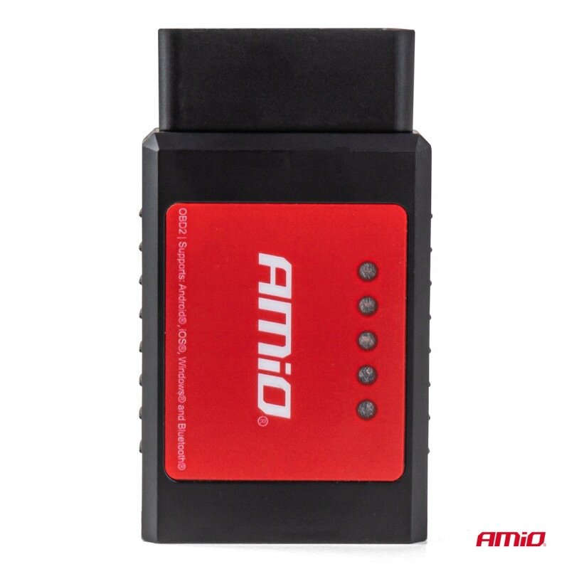 Na obrazie widoczny jest czarny interfejs diagnostyczny z czerwonym panelem, na którym znajduje się logo \'AMiO\' oraz tekst \'OBD2 | Supports Android, iOS, Windows and Bluetooth\'. W prawym dolnym rogu widoczne jest logo \'AMiO\'.