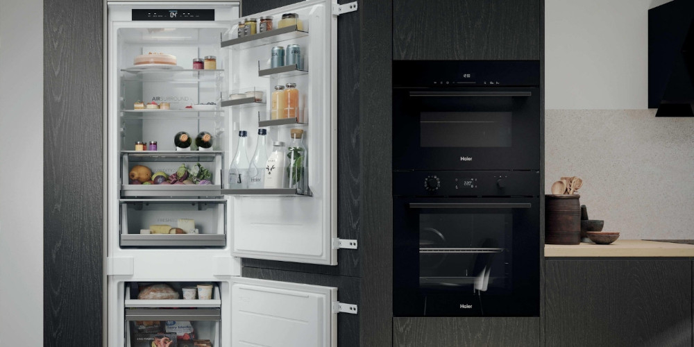 LODÓWKA HAIER HQE1855BCMW lifestyle wizualizacja kuchnia zabudowa piekarnik kolor czarny otwarta chłodziarka półki szuflady pełna oszczędności na urlopie niskie rachunki Oszczędności