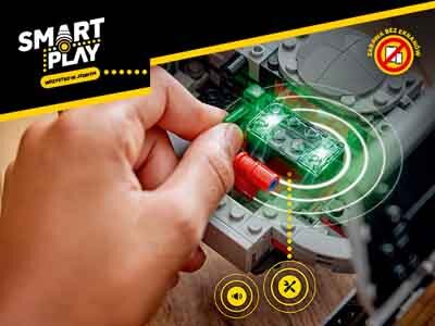 Osoba wkłada element do modelu LEGO z widocznymi zielonymi światłami. W lewym górnym rogu znajduje się logo \'SMART PLAY\', a w prawym górnym rogu jest symbol zakazu z napisem \'Zakaz użycia bez zgody\'.
