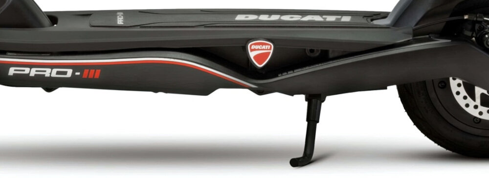 Hulajnoga elektryczna DUCATI Pro III 2023 Czarny składana stopka wytrzymała nóżka zamontowana w centralnym punkcie ciężkości