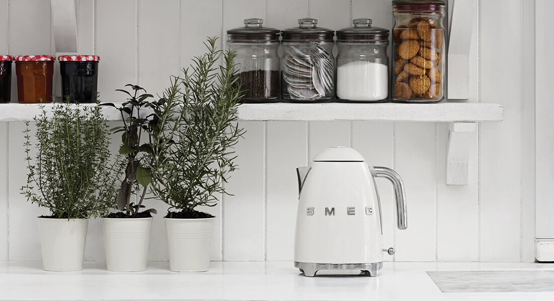 Czajnik-SMEG-KLF03WHEU-czajnik_obrotowa-podstawa