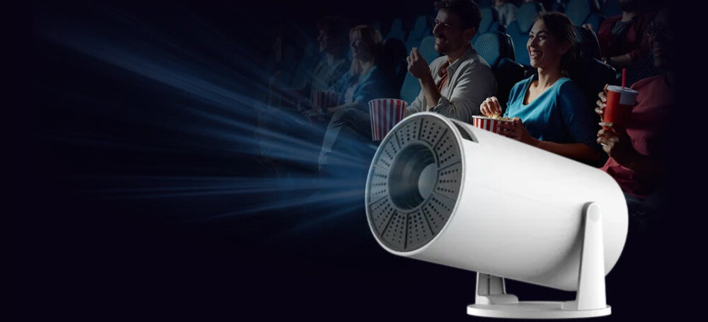 Projektor KIANO Relax mobilny projektor kino domowe przenośny sprzęt multimedialny, projektor pod skosem na tle ludzi siedzących w kinie