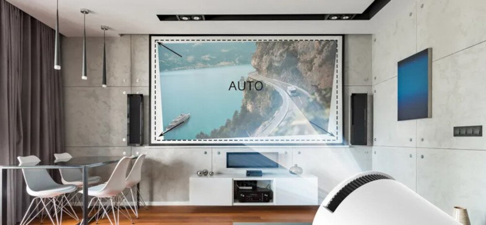 Projektor KIANO Relax automatyczna korekcja obrazu ręczne dostrajanie ostrości ustawienie projekcji, projektor wyświetlający obraz na ekranie projekcyjnym w pomieszczeniu