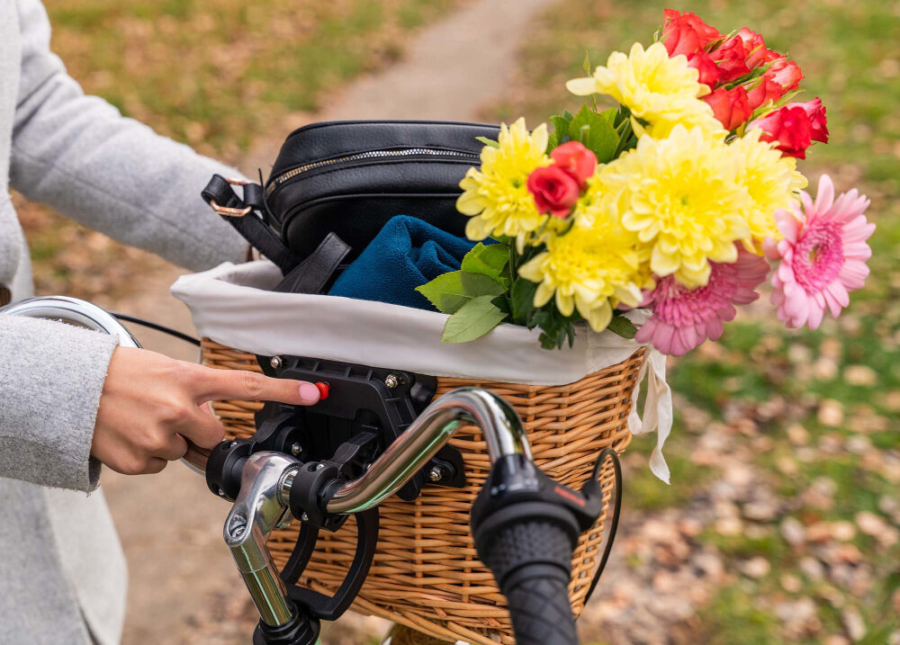 Koszyk wiklinowy na rower VÖGEL VKS-702 CP Stylowy Biały łatwy montaż i demontaż za pomocą klipsa zapiecie typu CLICK