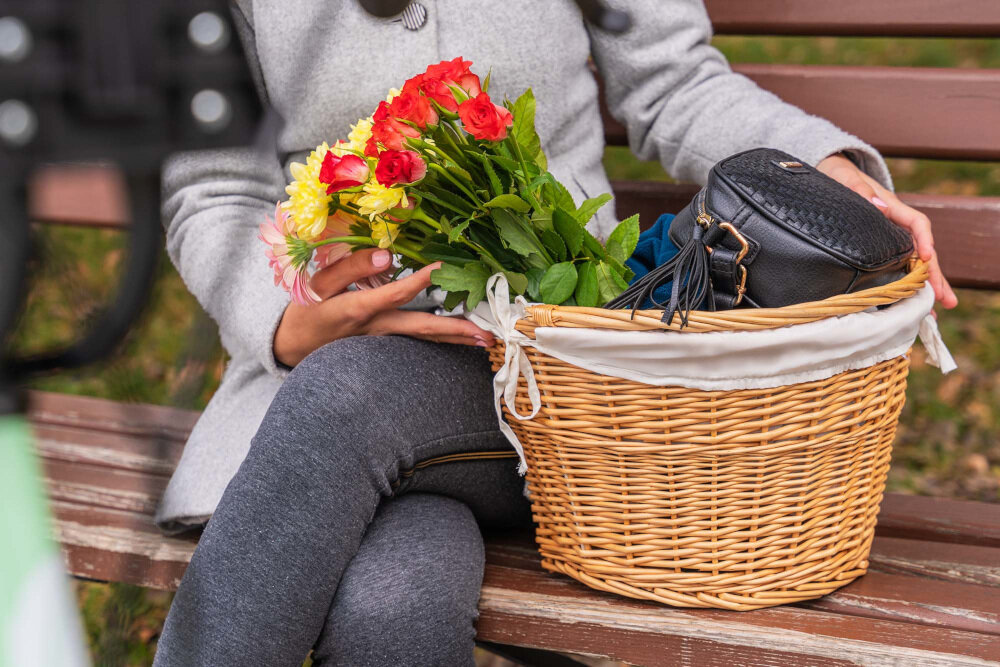 Koszyk wiklinowy na rower VÖGEL VKS-702 CP Stylowy Biały uniwersalny wygląd współgrał z każdym typem roweru rączka z uchwytem