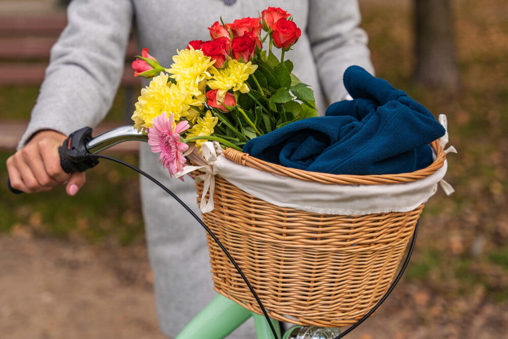 Koszyk wiklinowy na rower VÖGEL VKS-702 CP Stylowy Biały zmieści wszystkie potrzebne akcesoria wykorzystać idąc na zakupy duża ładowność