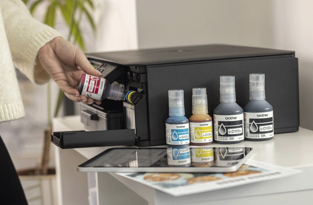 Urządzenie wielofunkcyjne BROTHER DCP-T535DW Druk w kolorze, Automatyczny druk dwustronny, Wi-Fi prezentacja uzupełniania atramentu w urządzeniu przez kobietę wielofunkcyjne wydajne butelki z tuszem bezprzewodowo efektywność na wyciągnięcie ręki