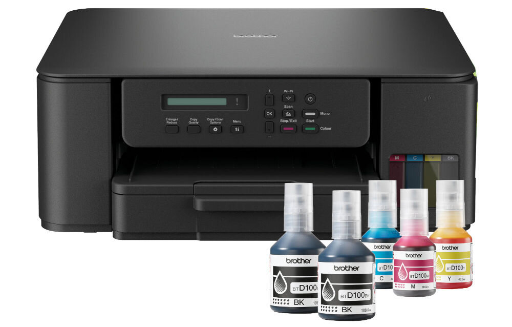 Urządzenie wielofunkcyjne BROTHER DCP-T535DW Druk w kolorze, Automatyczny druk dwustronny, Wi-Fi prezentacja drukarki i butelek z atramentem na białym tle pełne butelki w zestawie