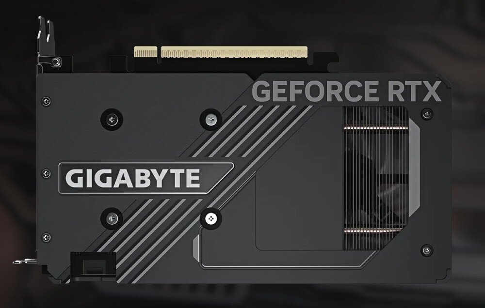 Obraz przedstawia kartę graficzną z widocznym logo GIGABYTE oraz napisem GEFORCE RTX. Karta ma ciemną obudowę z metalicznymi elementami i otworami wentylacyjnymi.