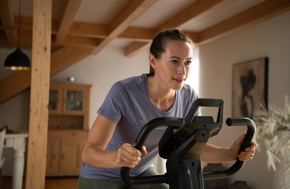 Rower magnetyczny KETTLER Ride 100 Podczas treningów ciesz się ulubioną rozrywką filmem, muzyką czy czytaniem ebooka Urządzenie przeznaczone jest do użytku domowego