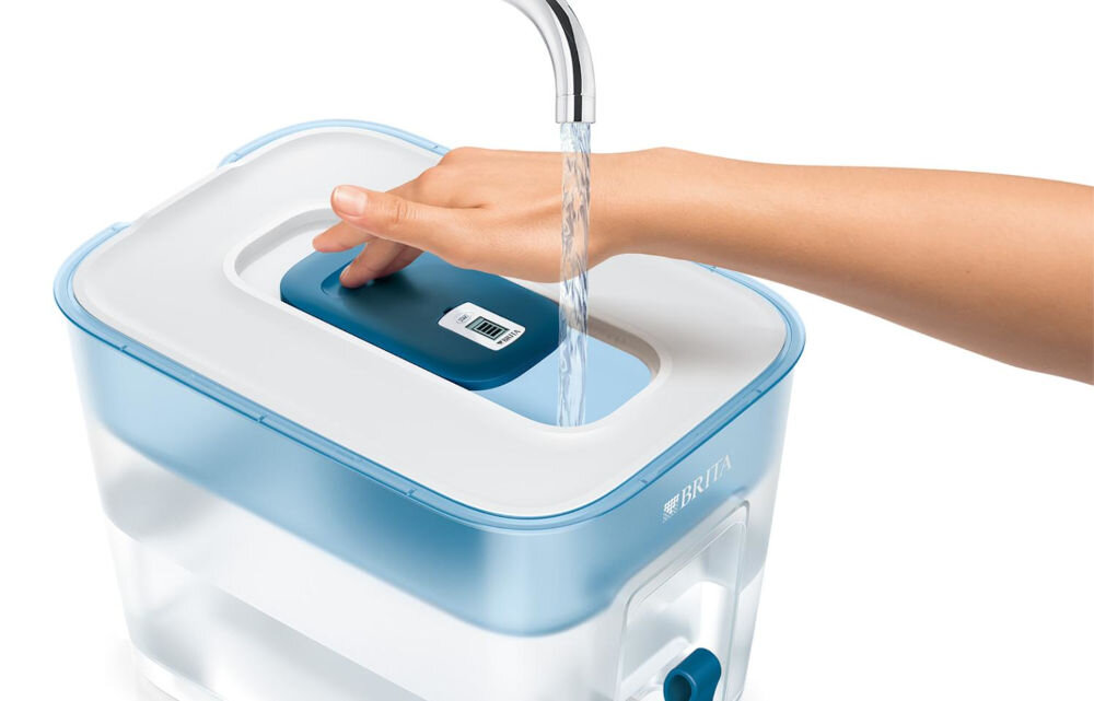 Dystrybutor wody BRITA Flow + 1 filtr Maxtra Pro Pure Performance maksymalna wygoda użytkowania przesuwna pokrywka łatwe nalewanie konstrukcja łatwe przechowywanie w lodówce orzeźwiająca zimna woda pod ręką świeżo filtrowana woda picie na zimno przygotowanie ciepłych napojów