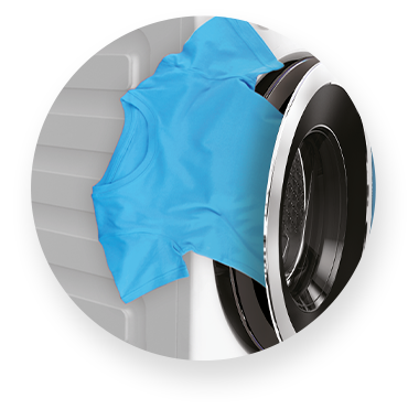 Obraz przedstawia pralkę z otwartymi drzwiami, z której wystaje niebieska koszulka. Wnętrze bębna pralki jest widoczne.