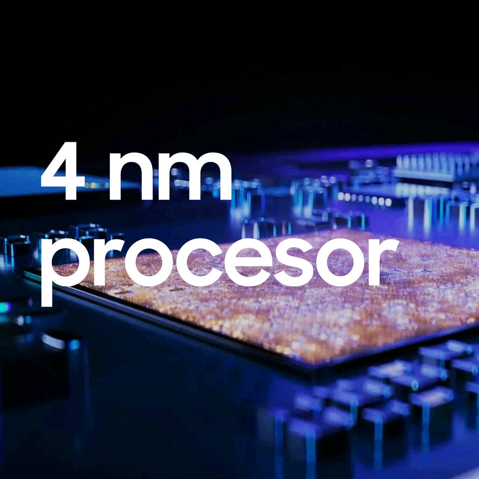 Obraz przedstawia zbliżenie na procesor z widocznym tekstem \'4 nm procesor\'. Procesor jest oświetlony niebieskim światłem.