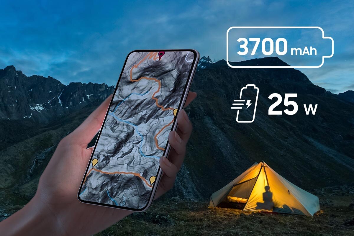 Osoba trzyma smartfon z wyświetloną mapą górską, w tle widoczne są góry i namiot. Na obrazie znajdują się napisy: \'3700 mAh\' oraz \'25 w\'.