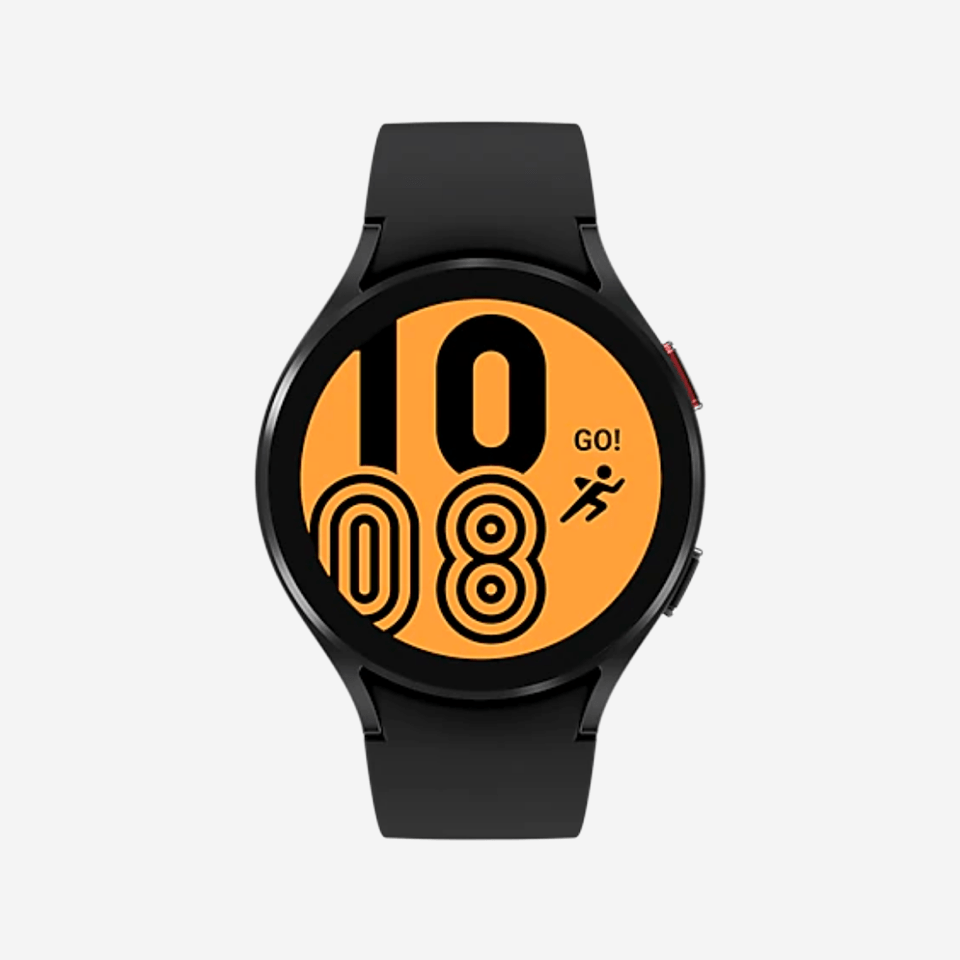 Smartwatch z czarnym paskiem i okrągłym wyświetlaczem, na którym widoczny jest pomarańczowy ekran z dużymi cyframi \'10 08\' oraz ikoną biegnącej postaci i napisem \'GO!\'.