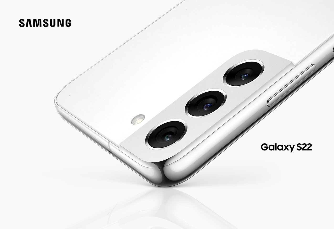 Obraz przedstawia tylną część smartfona z trzema obiektywami aparatu. Widoczne są napisy \'SAMSUNG\' i \'Galaxy S22\'.