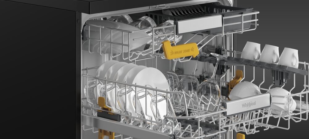 ZMYWARKA WHIRLPOOL W8F HS61BS Zdjęcie przedstawia otwartą zmywarkę WHIRLPOOL z trzema poziomami załadunku, wypełnioną talerzami, szklankami, kubkami i sztućcami rozmieszczonymi w koszach i na półkach. Zdjęcie przedstawia także żółty element „WASH ZONE” w środkowym koszu, podkreślający strefę intensywnego mycia naczyń Solidne wykończenie ze stali nierdzewnej Smukłe, chromowane uchwyty oraz subtelnie zintegrowany panel sterowania Starannie zaprojektowane wnętrze
