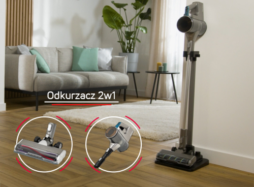W salonie z sofą i roślinami stoi pionowy odkurzacz bezprzewodowy z dwoma wymiennymi końcówkami. Na obrazie widoczny jest napis \'Odkurzacz 2w1\'.