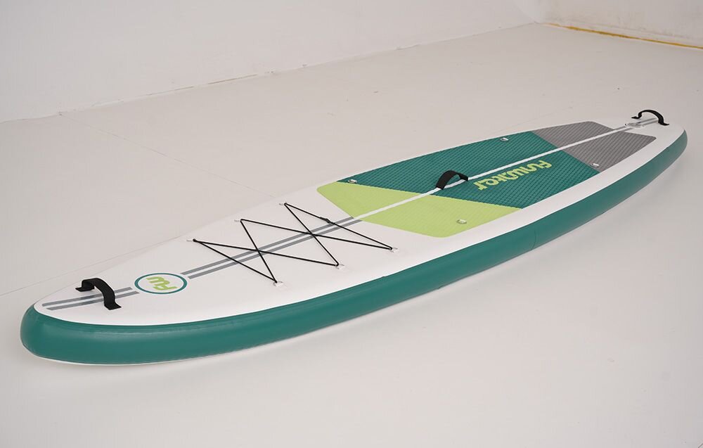 Deska SUP FUNWATER SUPFW69A Zielono-biały, uniwersalna, deska, rekreacja, jezioro, Zbliżenie na przedni uchwyt i wzory na desce SUP.