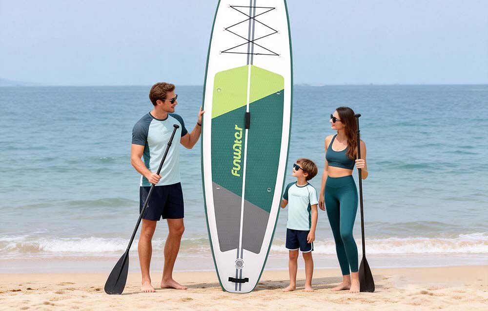 Deska SUP FUNWATER SUPFW69A Zielono-biały, stabilność, manewrowanie, stateczniki, kontrola, Rodzina z dzieckiem stoi przy desce SUP na plaży.