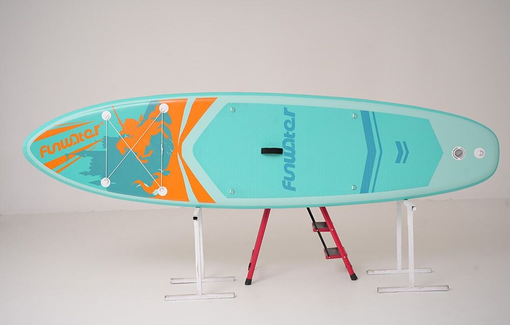 Deska SUP FUNWATER SUPFW70A Turkusowy, uniwersalna, deska, rekreacja, jezioro, Zbliżenie na przedni uchwyt i wzory na desce SUP.
