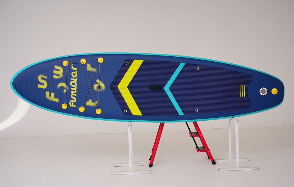 Deska SUP FUNWATER SUPFW71A Granatowy, uniwersalna, deska, rekreacja, jezioro, Zbliżenie na przedni uchwyt i wzory na desce SUP.