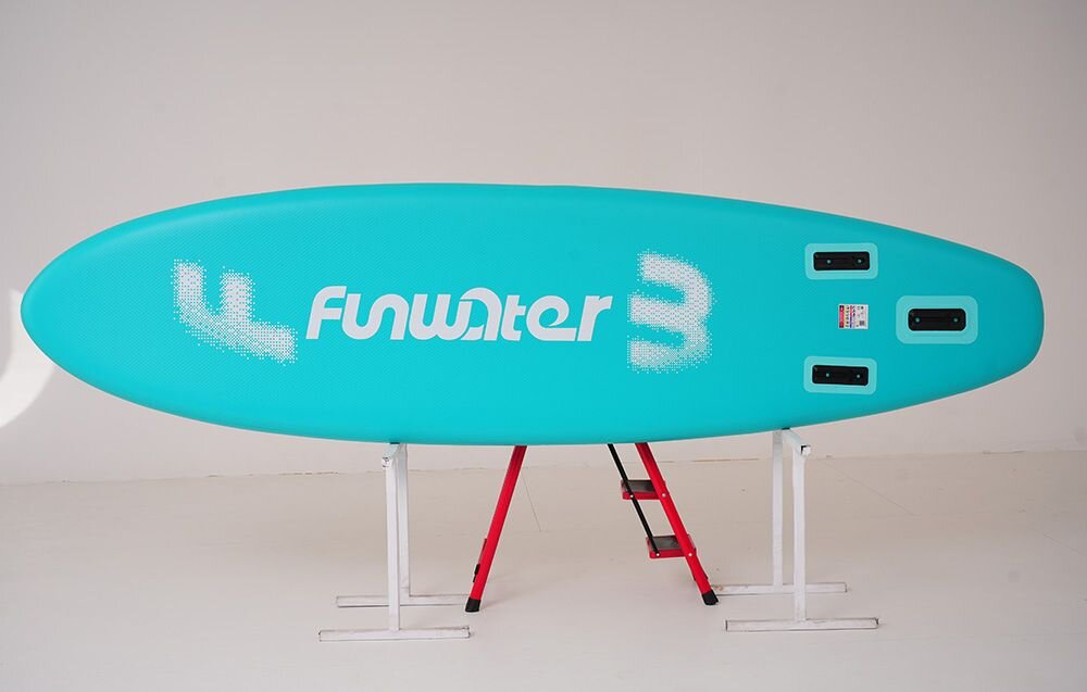 Deska SUP FUNWATER SUPFW71A Granatowy, stabilność, manewrowanie, stateczniki, kontrola, Rodzina z dzieckiem stoi przy desce SUP na plaży.