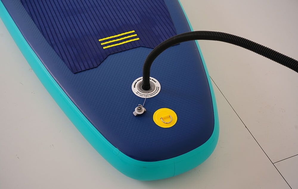 Deska SUP FUNWATER SUPFW71A Granatowy, uchwyt, manometr, linki, sztywność, Deska SUP z zielonymi wzorami na białym tle.