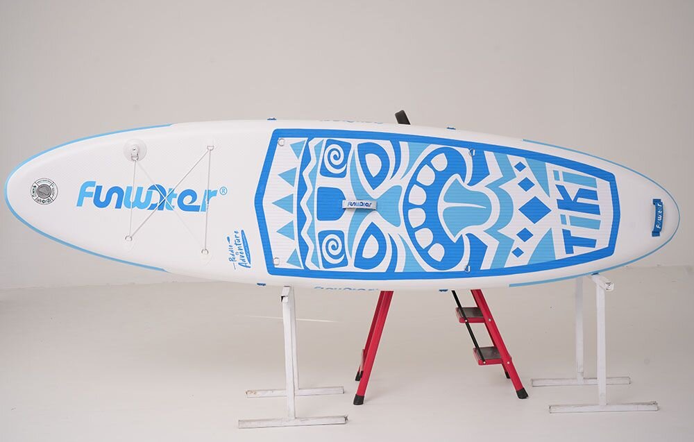 Deska SUP FUNWATER SUPFW05B Niebiesko-biały, uniwersalna, deska, rekreacja, jezioro, Zbliżenie na przedni uchwyt i wzory na desce SUP.